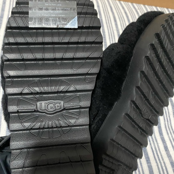 Womens UGG slippers - Picture 6 of 10